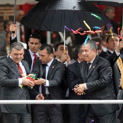 Gül mesir macunu dağıttı
