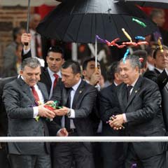 Manisalılar Gül'ü güllerle karşıladı