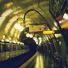 Metrodan yükselen duman korkuttu
