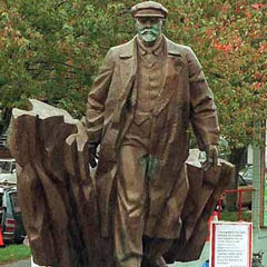 Lenin'in heykeline saldırılar artıyor