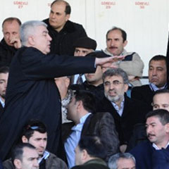 Seyircisiz maçta bile tribün karıştı!