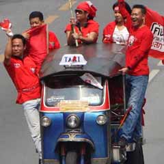 Tayland'da 'kırmızılılar' trafiği kilitledi