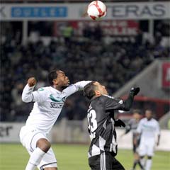 Kartal'dan, Horoz'a tek pençe