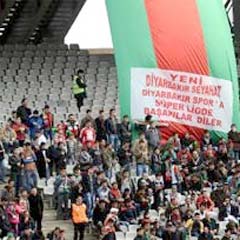 Diyarbakırspor taraftarları sahaya indi