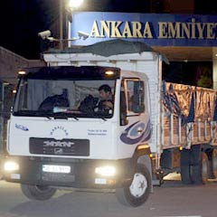 Kamyonu inceleyen polise asker fırçası