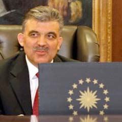 Gül: Sorsanız üç kelime konuşamazlar