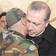 Başbakan komutana sarılarak öptü