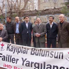 AK Parti'li Ekmen'den kayıp yakınlarına destek
