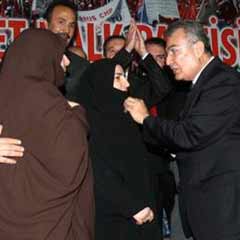 CHP'li kadınlardan çarşaf yırtma eylemi