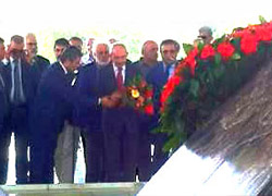 Kılıçdaroğlu Menderes'in mezarı başında