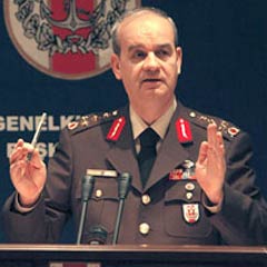 Örtü yasağı yok gemide mescit var