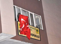 BDP binasına Türk bayrağı astılar