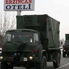 Askeri konvoy Erzincan caddelerinde