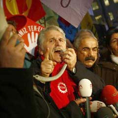 Çelebi sendikaları eleştirdi