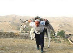 Sırtında Eşekle Antrenman Yapıyor