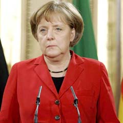 Merkel, milli takıma el attı