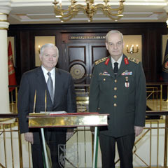 Gates, Orgeneral Başbuğ'u ziyaret etti