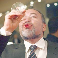 Lieberman ateşle oynuyor