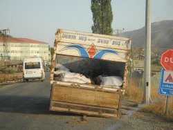 PKK'lıların taşındığı kamyondaki yazı dikkat çekti!