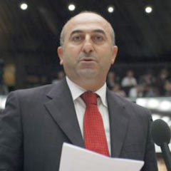 Mevlüt Çavuşoğlu çiçeklerle karşılandı