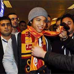 Galatasaray Dos Santos ile anlaştı