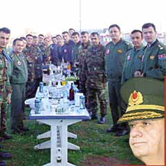 'Jet üssünde' mesai saatinde çilingir sofrası