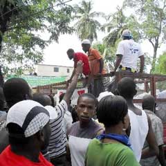 Haiti limanı onarıldı, malzemeler ulaşmaya başladı
