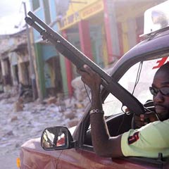 Haiti polisi yağmacıları avlıyor