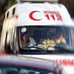 Polis aracına kamyon çarptı: 5 yaralı