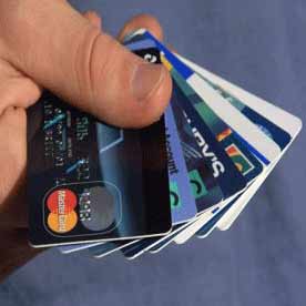 Bankalar kredi kartı aidatı almaya devam ediyor