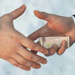 Gümrük çalışanları bazen rüşvete başvuruyor