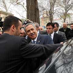 Arınç: Beddua ediyordum eşim uyardı