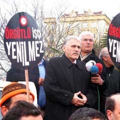 İşçiler, TEKEL çalışanlarına destek için 1 saat iş bıraktı