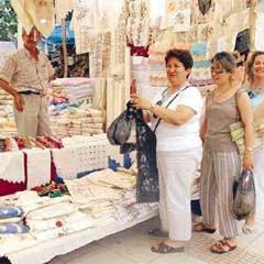 Turistlerin yılbaşı alışverişi esnafın yüzünü güldürdü