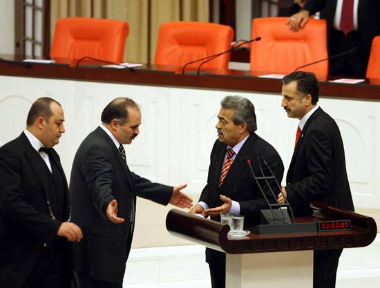 Kamer Genç'in 'samandan duvarı' çöktü