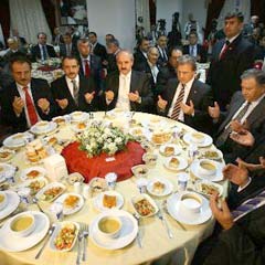 Siyasiler iftarda buluştu