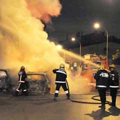 Başkent'te 4 araç benzin dökülerek kundaklandı