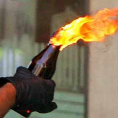 Molotoflarıyla birlikte yakalandılar