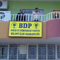 DTP tabelası yerine BDP tabelası asıldı