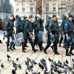 DTP önüne yürüyen liseli grubu polis durdurdu