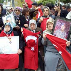 Diyarbakır'da şehit aileleri Tokat'taki olayı kınadı