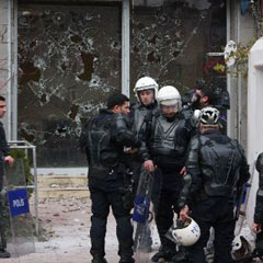 Çıkan olaylarda onlarca iş yeri tahrip edildi
