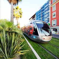 İstanbul'un lale dizaynlı yeni tramvayları