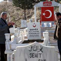 Şehit ve aile kabristanları bayramda unutulmadı