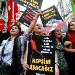Türk Solu grubu çocuklara 'İdam' pankartı taşıttı