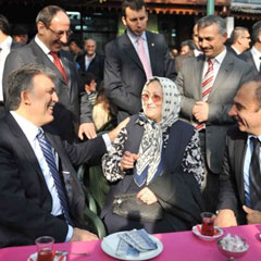Gül, vatandaşlarla çay içti - Foto
