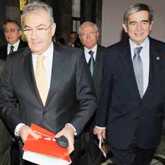 Her fırsatta geriyorlar!