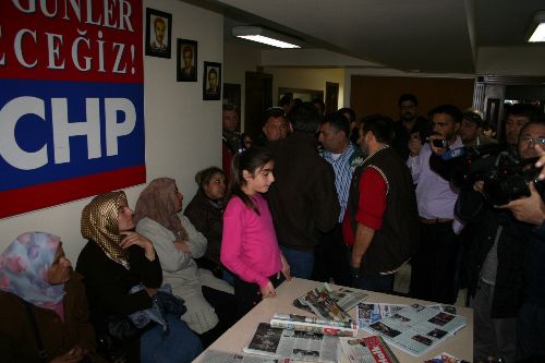 CHP il başkanlığı binasına baskın