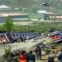 Hindistan'da tren raydan çıktı: 9 ölü