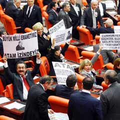 CHP'nin pankartlarını getiren milletvekili